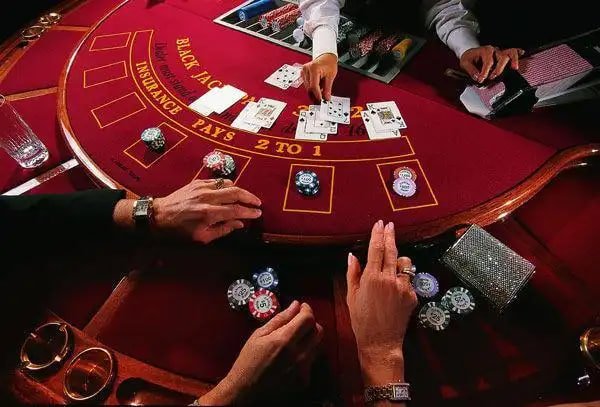 Dasbor platform dewajudi menampilkan pasar olahraga dan opsi pembayaran lokal